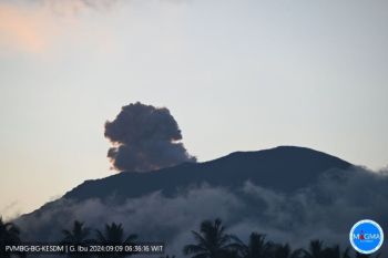 Gunung Ibu erupsi tiga kali pada Senin dini hari