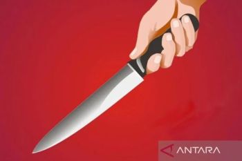 Seorang pria bacok kekasih karena tak dibelikan HP kini diburu polisi