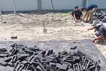 DLH Mataram dapat tambah satu unit mesin pencetak limbah plastik jadi batako