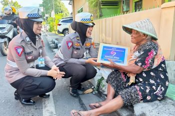 Polresta Bandarlampung bagikan sembako ke warga kurang mampu