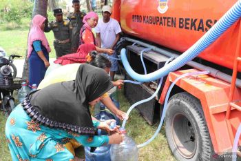 Pemkab Bekasi salurkan satu juta liter air bersih
