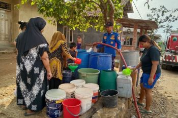 Damkarmat Lamsel salurkan 4.000 liter air bersih ke warga terdampak kemarau