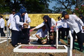 Ziarah ke TMP sambut Hari PMI di Madiun