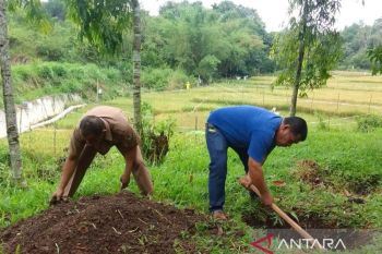 DLH Kota Solok buat lubang biopori atasi sampah organik dan banjir