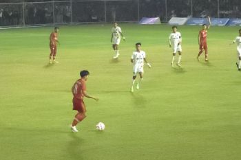 PON XXI - Laga perempat final sepak bola putra diwarnai aksi pemain pukul wasit