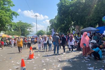 Ragam sampah berserakan usai jalan sehat &amp; deklarasi Iqbal-Dinda