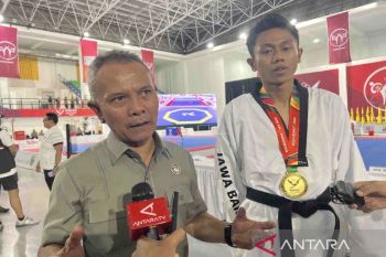 Sertu Adam "hattrick"  emas PON