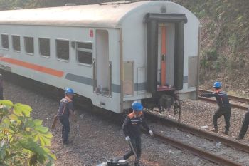 Kereta pembangkit KA Walahar anjlok di Purwakarta
