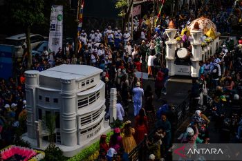Kemeriahan pawai kendaraan hias di Bandung