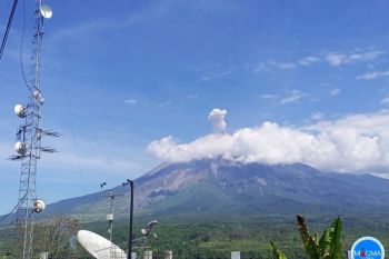 Gunung Semeru kembali erupsi hingga 700 meter di atas puncak