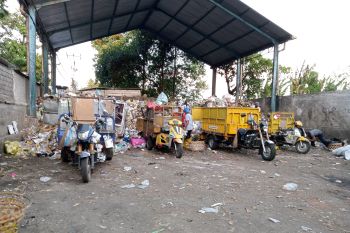 DLH Mataram edukasi petugas roda tiga pilah sampah