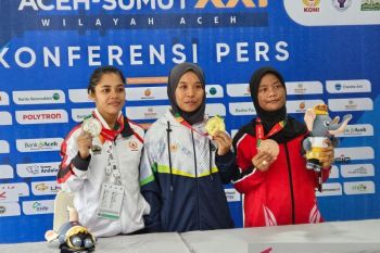 Susi Susanti lengkapi hattrick emas angkat berat