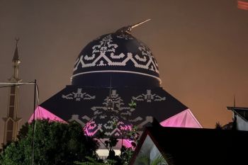Makara Masjid Agung Batam bengkok akibat hujan badai