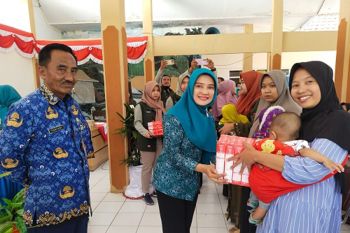 Pemkab Probolinggo bagikan bantuan susu untuk anak risiko stunting