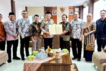 Bupati Sabar AS MoU dengan Sawit Watch pengelolaan sumber daya alam perkebunan berkelanjutan