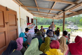 Sambil ngopi, Kapolsek Lubuk Batu Jaya ajak sukseskan pilkada