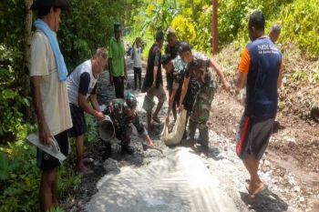 Koramil 1312-02/Lirung karya bakti pembersihan pengecoran jalan poros