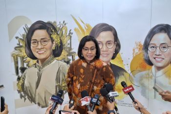 Canda Airlangga Hartarto soal buku Sri Mulyani sinyal lanjut jadi menteri