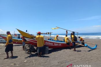 DKP Kulon Progo serahkan 11 buku kapal nelayan pada kelompok nelayan