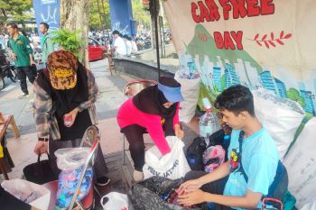 Kampanye World Cleanup Day,pengunjung CFD di Semarang diajak pilah sampah