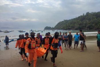 SAR evakuasi nelayan hilang terseret ombak perairan Trenggalek Jatim