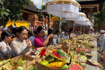 Ribuan umat rayakan Galungan di Pura Agung Jagatnatha Denpasar Bali