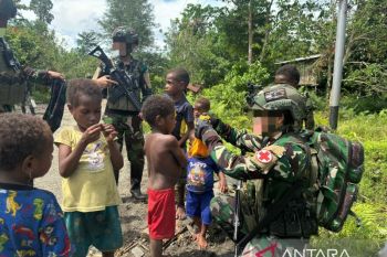 Koops Habema TNI cek kondisi anak-anak saat patroli dekat perbatasan
