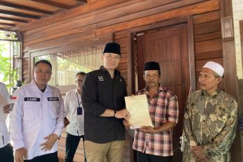 Menteri AHY serahkan  52 sertipikat tanah elektronik ke warga Pasuruan