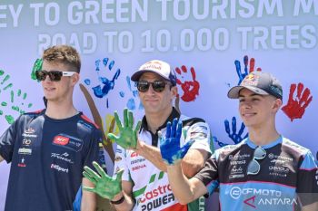 Hijaukan kawasan Sirkuit Mandalika, pembalap MotoGP ramai-ramai tanam pohon&nbsp;