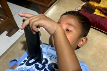 Akses internet dan ponsel untuk anak di Indonesia bakal dibatasi