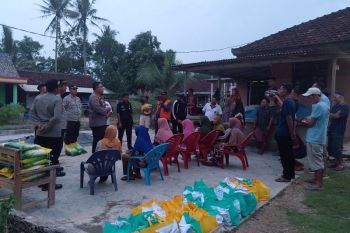 Polisi bantu sembako ke korban puting beliung di Lamsel