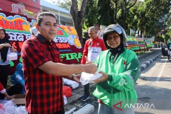 Kanwil Kemenkumham gelar Jumat Berkah, bagikan paket makanan