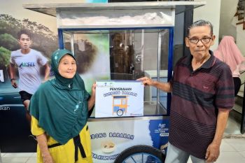 UPZ Bank Kalsel serahkan enam unit "Rombong Barokah" bagi pelaku UMKM