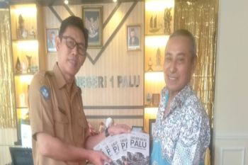 Tokoh Pers Palu donasikan buku Likuefaksi Palu untuk pendidikan