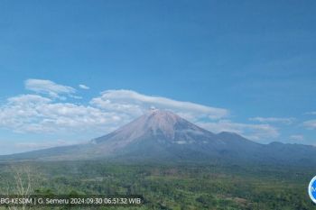 Gunung Semeru mengalami erupsi lagi pada Senin pagi