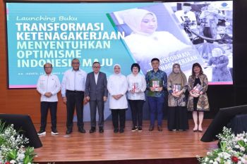 Menaker Ida Fauziyah meluncurkan buku hasil capaian kinerja
