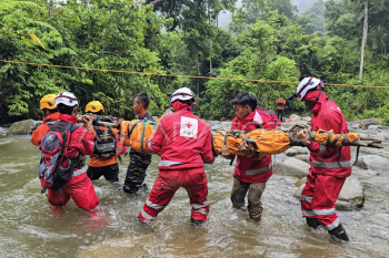 Evakuasi korban longsor tambang emas ilegal