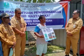 Pemkab Biak salurkan bantuan otsus 24 kios untuk pelaku usaha OAP