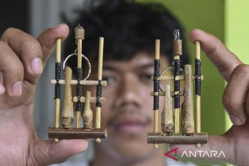 Kerajinan angklung mini dari limbah bambu