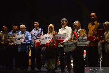Enam tokoh dan satu komunitas terima anugerah kebudayaan Sumatera Barat 2024