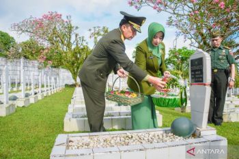 Dipimpin Danlantamal, TNI Maluku ziarah ke TMP kenang jasa pahlawan menjelang HUT ke-79