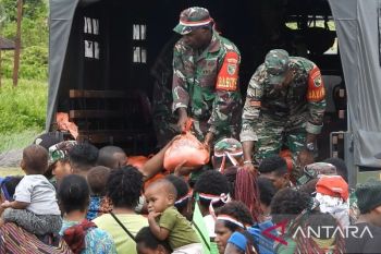 Aparat TNI-Polri bagikan 1.000 paket sembako di Nduga