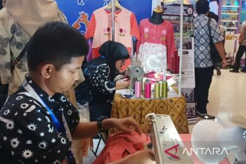 Dinsos Jatim cetak ratusan penjahit tuna rungu