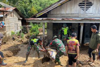 TNI bantu bersihkan sisa material banjir bandang di Aceh Tengah