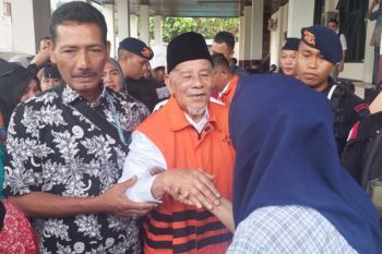 Kesehatan mantan Gubernur Malut AGK dilaporkan menurun