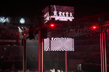 Boy Story nyanyikan lagu "Sialan" di festival musik