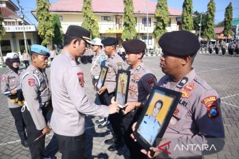 Terpopuler: Jalan dan jembatan di Dompu putus, polisi di mataram dipecat karena narkoba hingga Roma jadi jembatan antara AS-UE