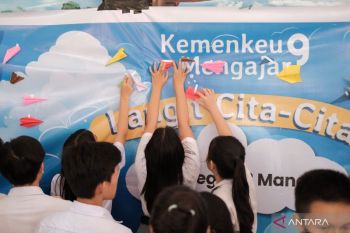 Relawan Kemenkeu ajak siswa berjuang dengan ilmu di Hari Pahlawan