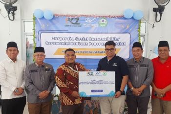 WOM Finance berikn bantuan penerangan jalan untuk warga Indralaya