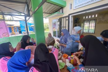 Dosen Poltekkes Tanjungpinang latih kader posyandu mengolah pangan lokal